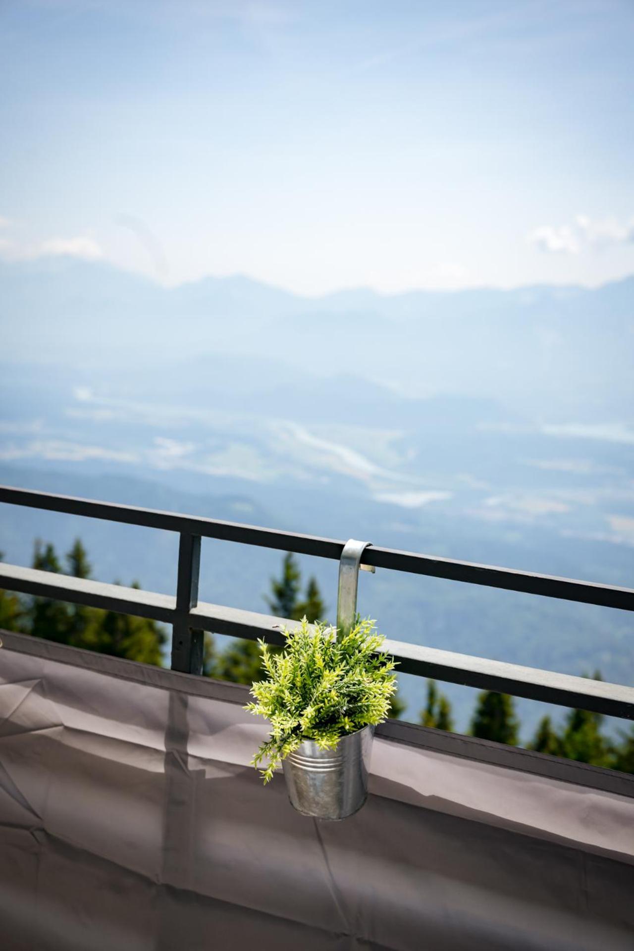 Mooki Mountain & Pool Gerlitzen Apartment Kanzelhohe Bagian luar foto